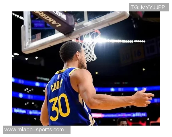 库里三分球命中数突破20个成为本赛季联盟首位达成此成就的球员