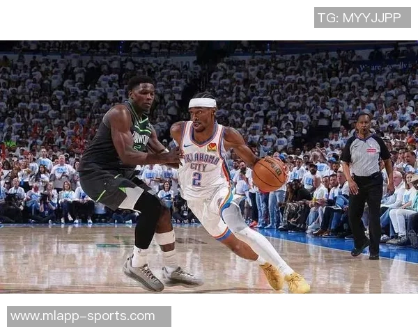 爱德华兹华丽突破拉杆换手上篮精彩得分引爆全场激情