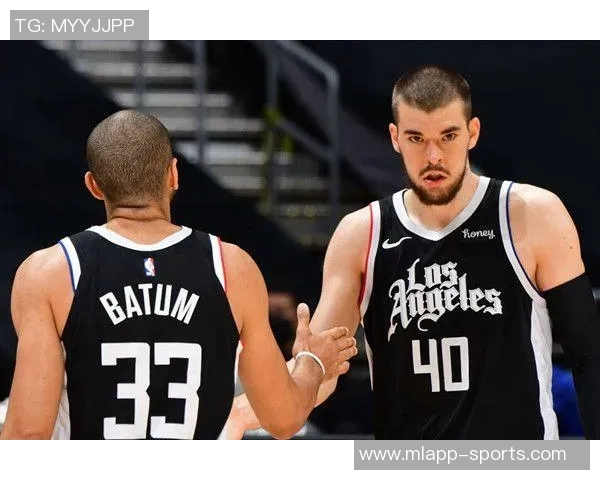 巴图姆发球踩线引争议帕金斯怒斥这球太愚蠢像业余篮球