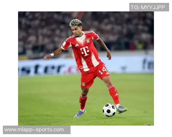 拜仁25-26赛季全家福揭晓夏窗四新援与德超杯奖杯沙拉盘同框亮相